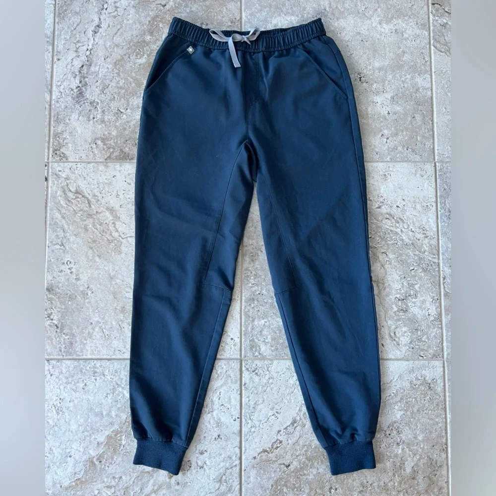 FIGS Men's Tansen Jogger Scrub Pants in Dark Harbor PO #3013, size M